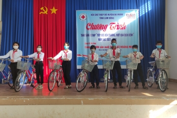 Đạ Huoai: Trao tặng 20 xe đạp cho học sinh nghèo bị ảnh hưởng bởi dịch Covid -19