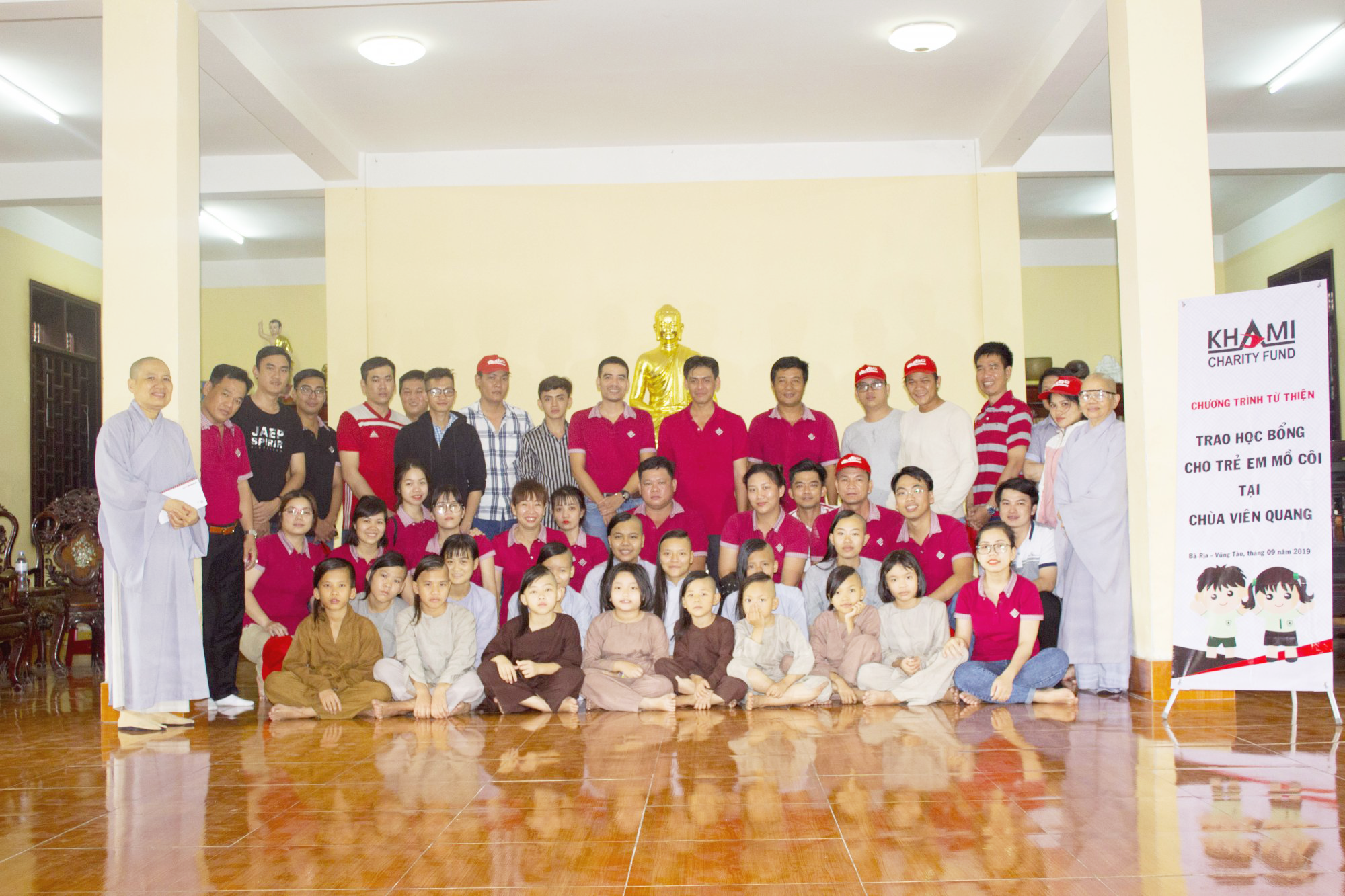 Trao học bổng cho trẻ mồ côi tại chùa Viên Quan